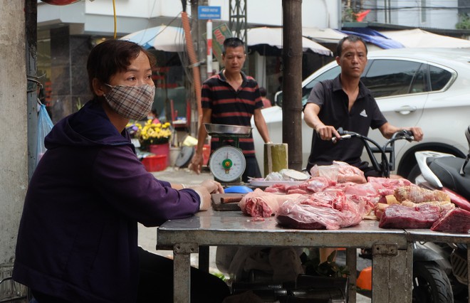 Vụ cháy kho nhà máy Rạng Đông: Thị trường thực phẩm cạnh hiện trường hoạt động ra sao? - Ảnh 7.