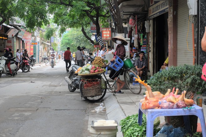 Vụ cháy kho nhà máy Rạng Đông: Thị trường thực phẩm cạnh hiện trường hoạt động ra sao? - Ảnh 9.