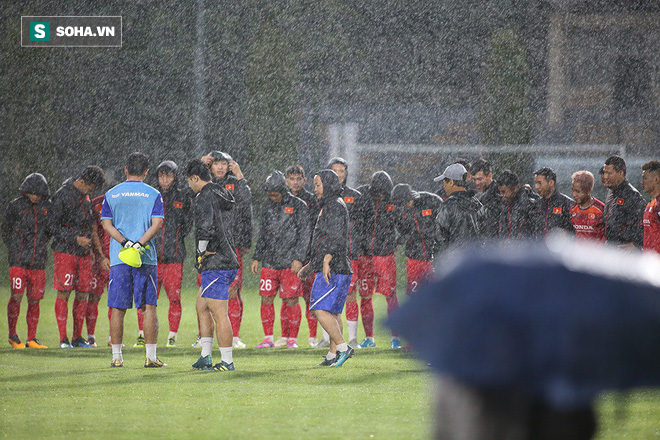 Quang Hải mất tích, đội tuyển Việt Nam khổ sở luyện công dưới mưa - Ảnh 6.