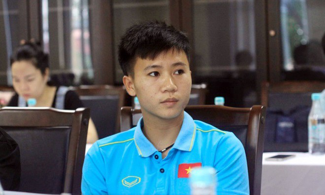 Vô địch AFF Cup, tuyển thủ nữ Việt Nam vẫn phải bán hàng trên mạng, tư vấn xuất khẩu lao động - Ảnh 1.