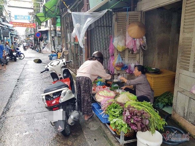 Nữ trưởng công an phường ở Cần Thơ giằng co với người đi chợ - Ảnh 2.