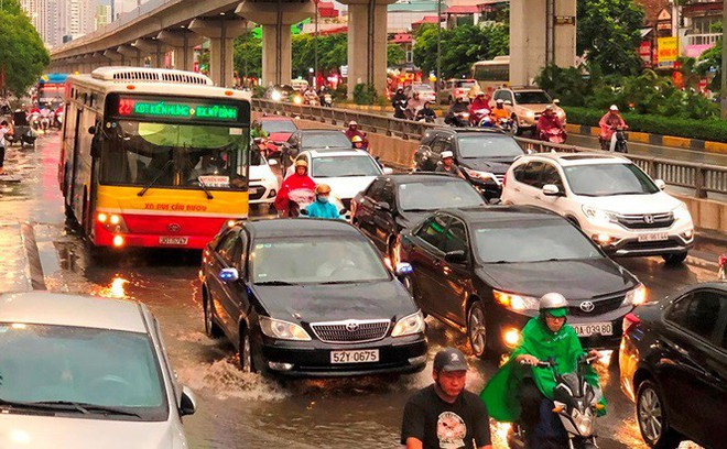 Đường Hà Nội ngập nước, ùn tắc trong chiều 30/8 - Ảnh 3.