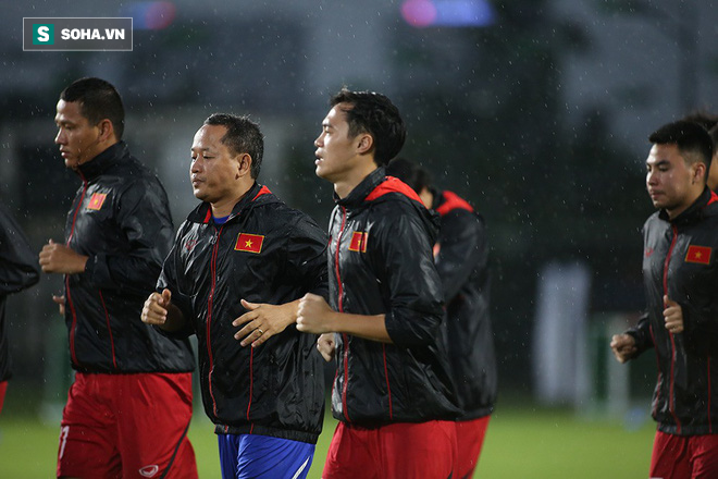 Quang Hải mất tích, đội tuyển Việt Nam khổ sở luyện công dưới mưa - Ảnh 2.