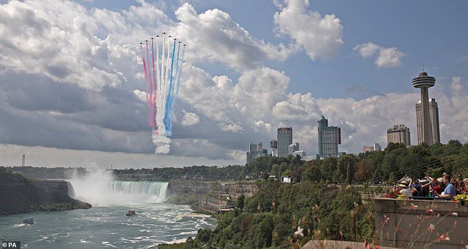 Phi đội Mũi tên đỏ trình diễn ngoạn mục trên thác Niagara - Ảnh 3.