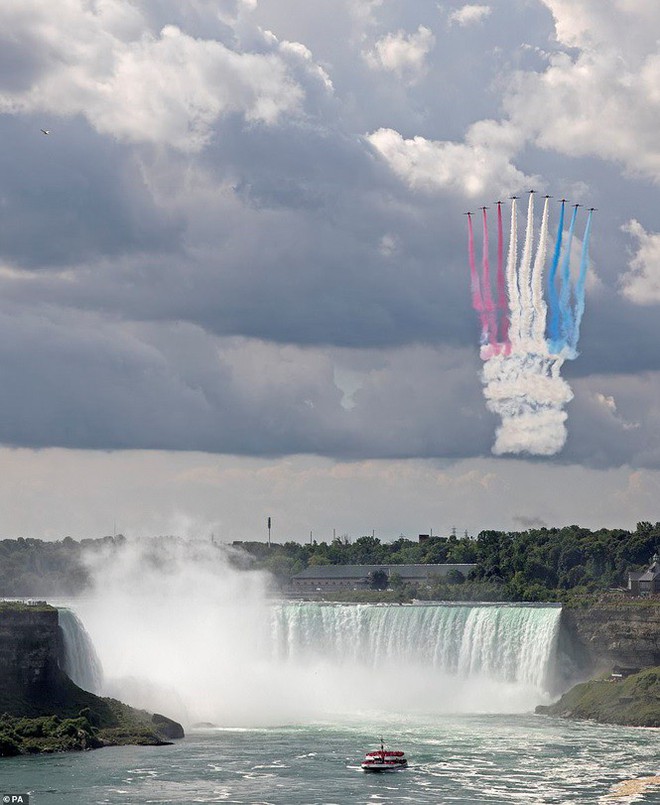 Phi đội Mũi tên đỏ trình diễn ngoạn mục trên thác Niagara - Ảnh 4.