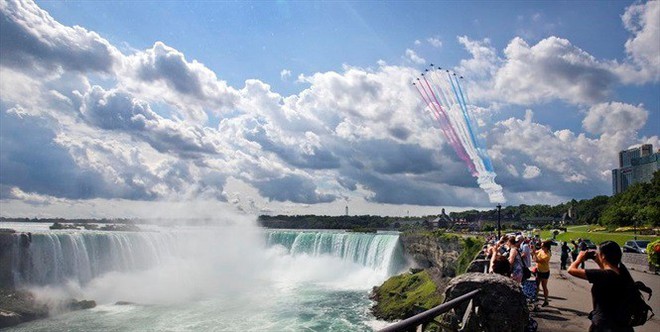 Phi đội Mũi tên đỏ trình diễn ngoạn mục trên thác Niagara - Ảnh 5.