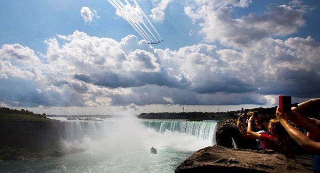 Phi đội Mũi tên đỏ trình diễn ngoạn mục trên thác Niagara - Ảnh 7.