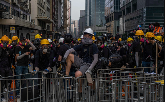 NÓNG: Bất chấp lệnh cấm, người dân Hong Kong tổ chức biểu tình quy mô lớn tuần thứ 13 liên tiếp