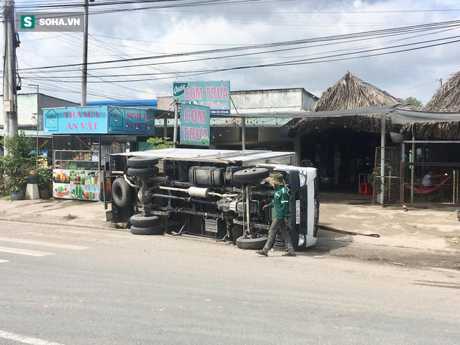 Tài xế ngủ gật lao xe lên vỉa hè rồi lật ngang, 2 người mắc kẹt trong xe gào thét kêu cứu - Ảnh 1.