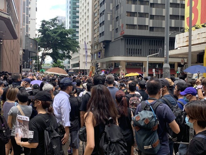 Hong Kong nóng trở lại: Cảnh sát phun nước nhuộm xanh để đánh dấu người biểu tình - Ảnh 4.