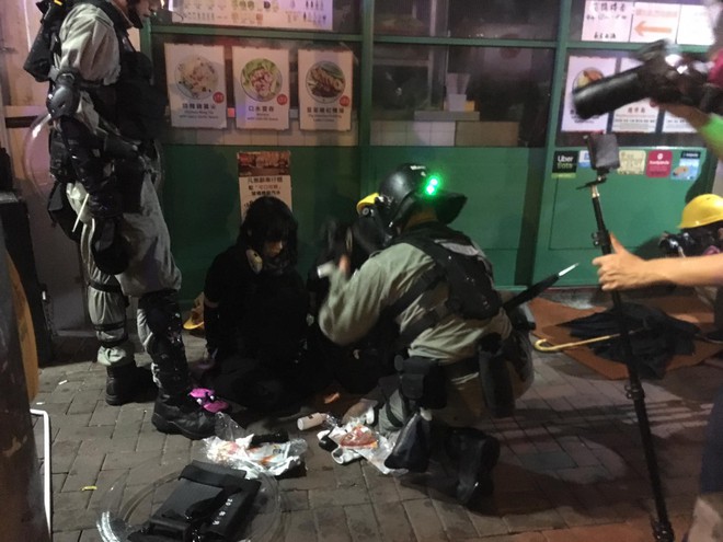 Biểu tình Hong Kong căng thẳng ngoài dự kiến: Lửa cháy dữ dội, cảnh sát quyết không nương tay - Ảnh 3.