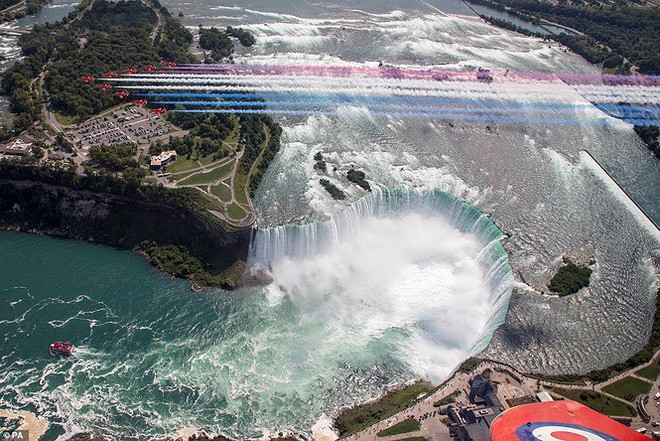 Phi đội Mũi tên đỏ trình diễn ngoạn mục trên thác Niagara - Ảnh 2.