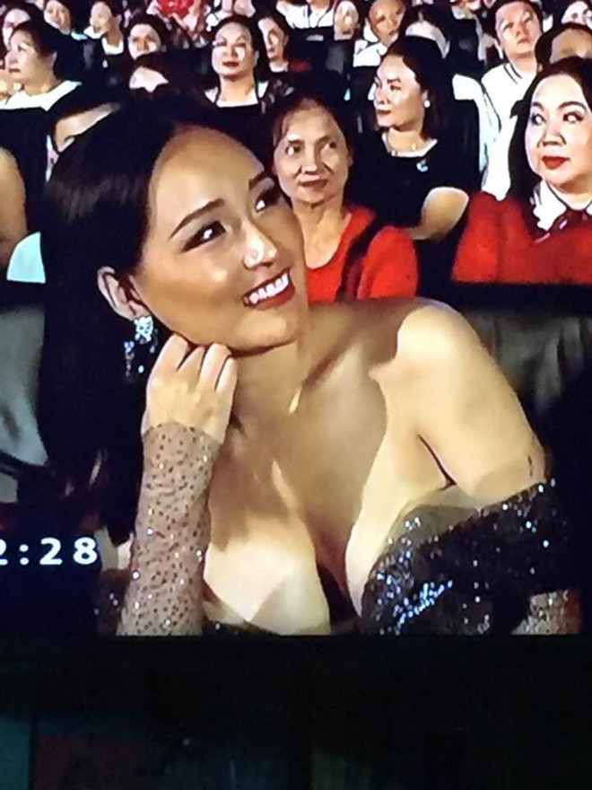 Mai Phương Thúy bị bàn tán vì khoảnh khắc gợi cảm tại Hoa hậu Thế giới Việt Nam 2019 - Ảnh 3.