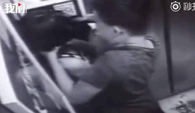 Cô gái mải chơi điện thoại trong thang máy suýt mất mạng vì gặp quỷ dữ, cư dân mạng xem xong video hoảng sợ tột độ - Ảnh 2.