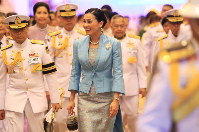 Sau khi chồng có thêm Hoàng quý phi, Hoàng hậu Thái Lan tái xuất với thần thái xuất chúng, chứng minh đẳng cấp khó ai bì kịp - Ảnh 1.