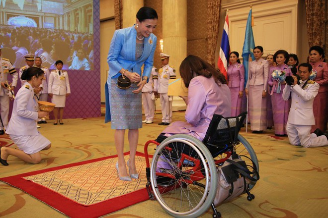 Sau khi chồng có thêm Hoàng quý phi, Hoàng hậu Thái Lan tái xuất với thần thái xuất chúng, chứng minh đẳng cấp khó ai bì kịp - Ảnh 4.