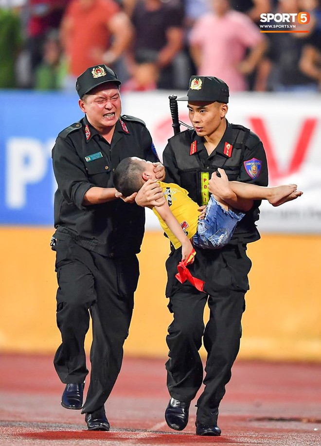 Danh tính Đại úy CSCĐ tỉnh Nam Định dùng tay chèn miệng để cứu bé trai trên sân vận động - Ảnh 1.
