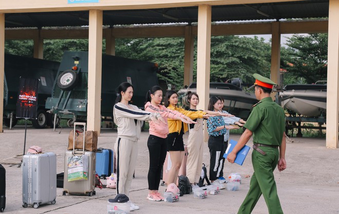 Phương Oanh bức xúc, Ngọc Thanh Tâm khóc nức nở với luật chơi của show thực tế - Ảnh 1.