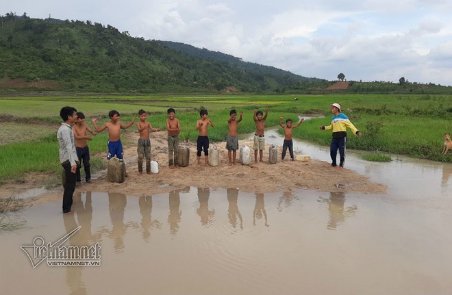 3 thanh niên ngăn suối, làm điều cảm động dưới chân núi lửa - Ảnh 1.