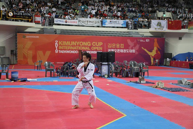 Tròn mắt xem đại sư Taekwondo dùng tay không chém 3 khối nước đá - Ảnh 3.