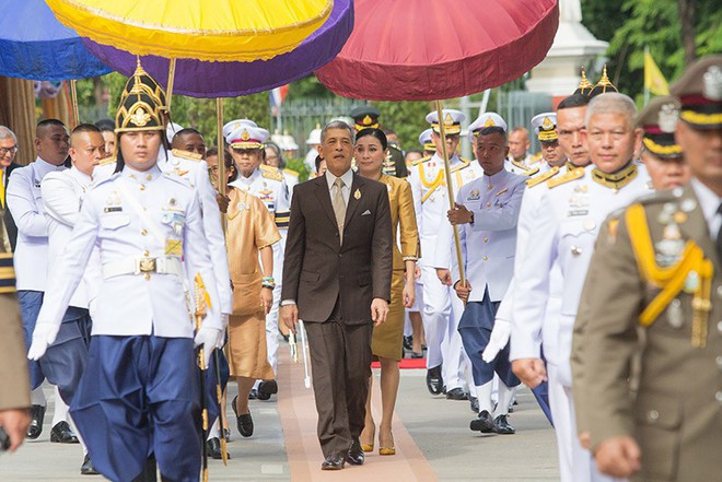 Trước khi lập Hoàng quý phi, Hoàng hậu Thái Lan vẫn ân cần chăm sóc chồng một cách tinh tế, khẳng định vị trí vợ cả của mình - Ảnh 1.