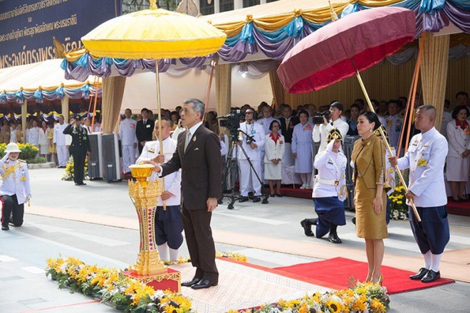 Trước khi lập Hoàng quý phi, Hoàng hậu Thái Lan vẫn ân cần chăm sóc chồng một cách tinh tế, khẳng định vị trí vợ cả của mình - Ảnh 2.