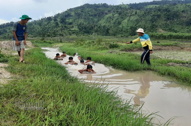 3 thanh niên ngăn suối, làm điều cảm động dưới chân núi lửa - Ảnh 3.