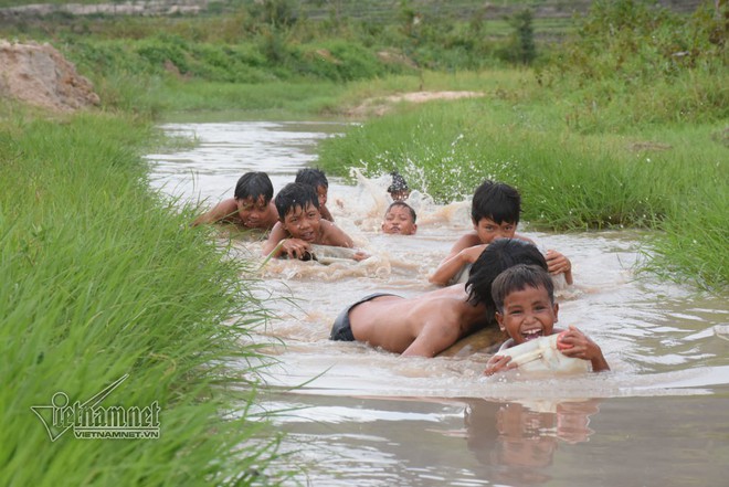 3 thanh niên ngăn suối, làm điều cảm động dưới chân núi lửa - Ảnh 4.