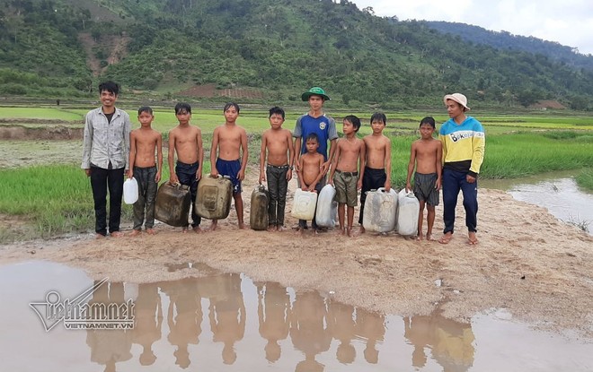 3 thanh niên ngăn suối, làm điều cảm động dưới chân núi lửa - Ảnh 5.