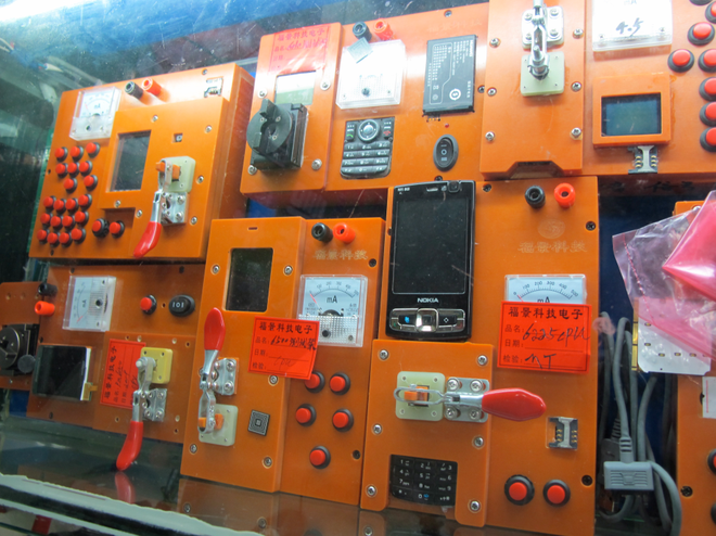 Cách những chiếc smartphone bị rã nhỏ tới từng chi tiết ở chợ bán đồ cũ vỉa hè - Ảnh 8.