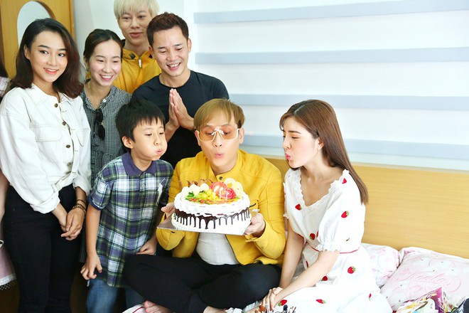 Ca sĩ Nguyên Vũ được hot girl tặng bánh sinh nhật và gọi là chồng yêu - Ảnh 3.