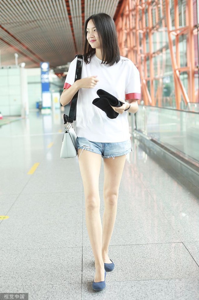 Lâu lâu mới xuất hiện, Hoa hậu Thế giới Trương Tử Lâm khiến người hâm mộ hoang mang vì đôi chân gầy tong teo phát sợ - Ảnh 2.