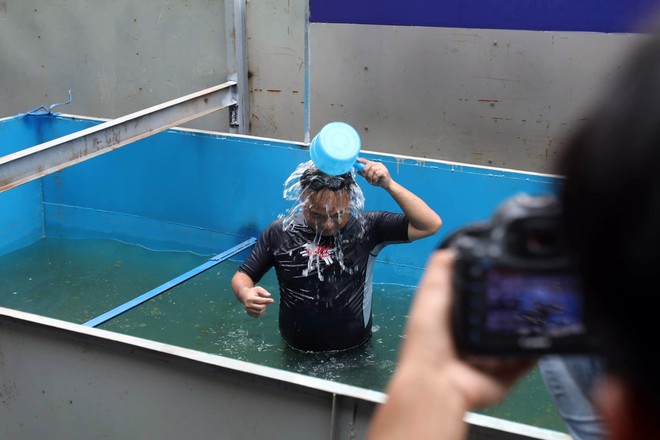 Cận cảnh chuyên gia Nhật Bản tắm nước sông Tô Lịch - Ảnh 3.