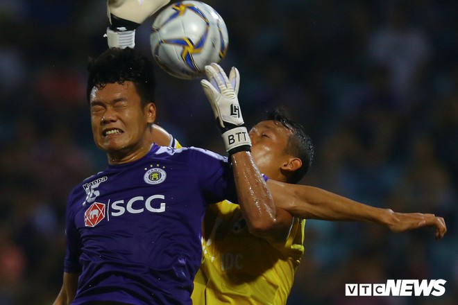 Tấn Trường diễn lại khoảnh khắc sai lầm, hậu vệ H&agrave; Nội FC cười t&iacute;t mắt - Ảnh 1.