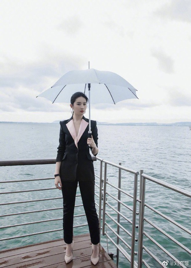 Lưu Diệc Phi xinh đẹp ai cũng biết, nhưng không ngờ giảm cân lại lộ góc nghiêng cực phẩm đến thế này - Ảnh 2.