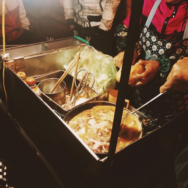 Những hàng ăn ở Hà Nội chỉ mở lúc rạng sáng và nghỉ bán khi mặt trời vừa lên, dù gió rét vẫn tấp nập người qua lại - Ảnh 11.