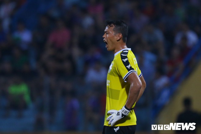 Tấn Trường diễn lại khoảnh khắc sai lầm, hậu vệ H&agrave; Nội FC cười t&iacute;t mắt - Ảnh 4.