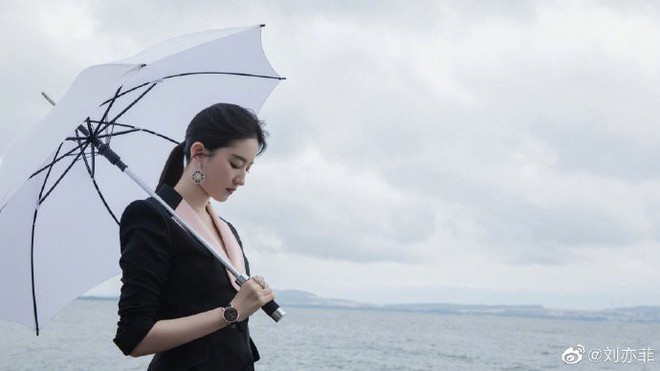 Lưu Diệc Phi xinh đẹp ai cũng biết, nhưng không ngờ giảm cân lại lộ góc nghiêng cực phẩm đến thế này - Ảnh 4.