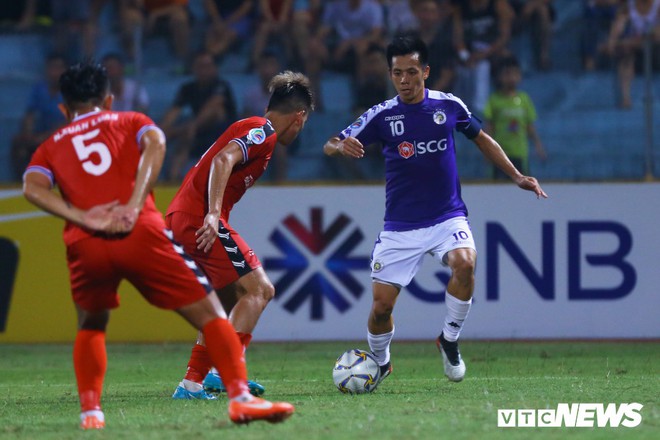 Tấn Trường diễn lại khoảnh khắc sai lầm, hậu vệ H&agrave; Nội FC cười t&iacute;t mắt - Ảnh 6.