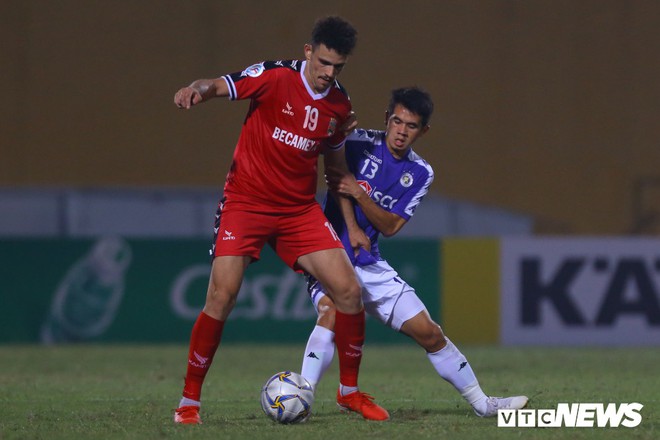 Tấn Trường diễn lại khoảnh khắc sai lầm, hậu vệ H&agrave; Nội FC cười t&iacute;t mắt - Ảnh 7.