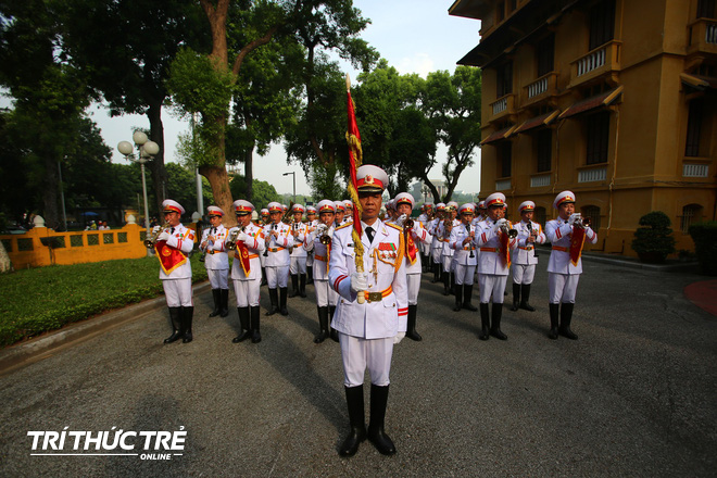 Long trọng tổ chức Lễ Thượng cờ kỷ niệm 52 năm ngày thành lập ASEAN tại Hà Nội - Ảnh 4.