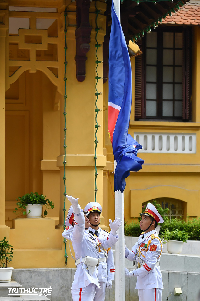 Long trọng tổ chức Lễ Thượng cờ kỷ niệm 52 năm ngày thành lập ASEAN tại Hà Nội - Ảnh 12.