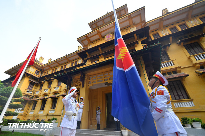 Long trọng tổ chức Lễ Thượng cờ kỷ niệm 52 năm ngày thành lập ASEAN tại Hà Nội - Ảnh 8.