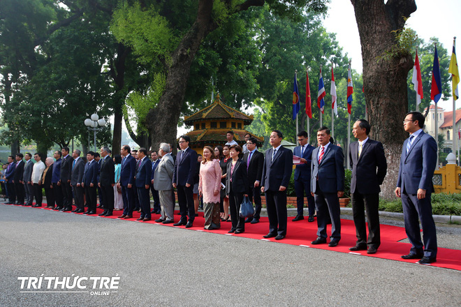 Long trọng tổ chức Lễ Thượng cờ kỷ niệm 52 năm ngày thành lập ASEAN tại Hà Nội - Ảnh 5.