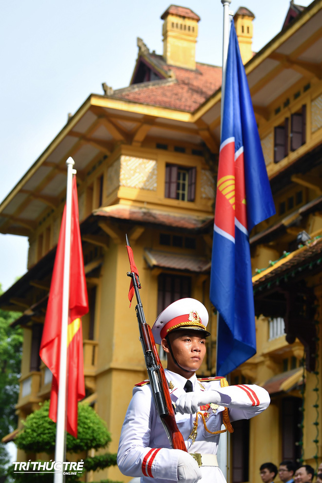 Long trọng tổ chức Lễ Thượng cờ kỷ niệm 52 năm ngày thành lập ASEAN tại Hà Nội - Ảnh 13.