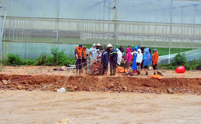 Cảnh sát đu dây giải cứu 41 người bị lũ vây ở Lạc Dương - Ảnh 1.