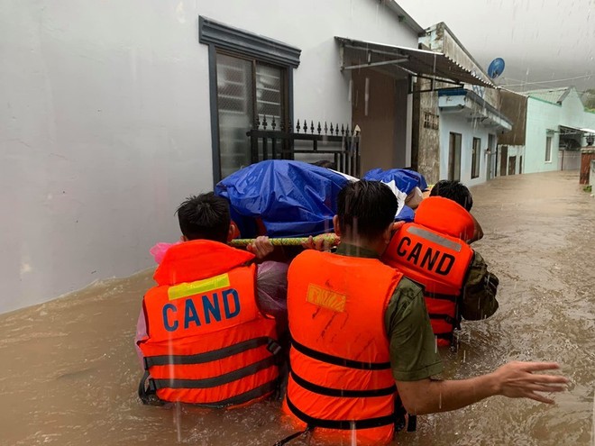 Phú Quốc ngập lịch sử, nghìn người vật lộn trong trận đại hồng thủy - Ảnh 6.