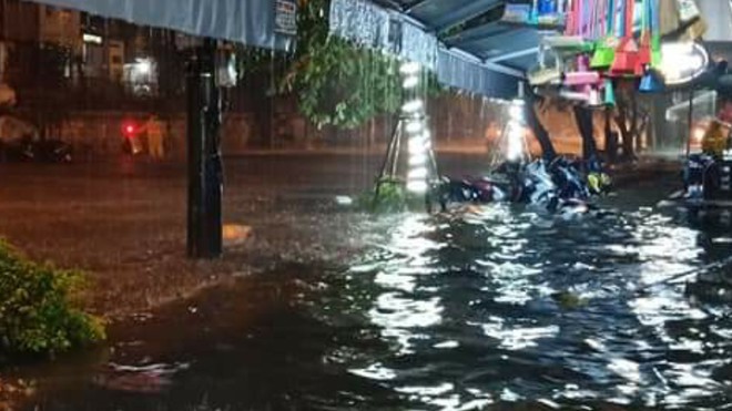 Sau cơn mưa suốt đêm, nhiều nơi ở Hà Nội chìm trong biển nước, cây lớn đổ đè một phần taxi - Ảnh 2.