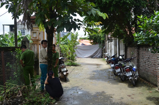 Vụ chém gia đình em ruột ở Hà Nội: Gây án xong, Đông đứng ở hiện trường - Ảnh 1.