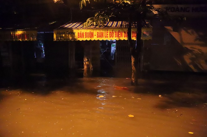 Sau cơn mưa suốt đêm, nhiều nơi ở Hà Nội chìm trong biển nước, cây lớn đổ đè một phần taxi - Ảnh 6.